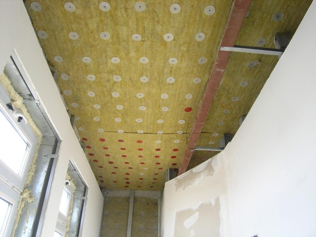 Шумоизоляция перед установкой натяжного потолка, качественная шумоизоляция, работаем с разными материалами.